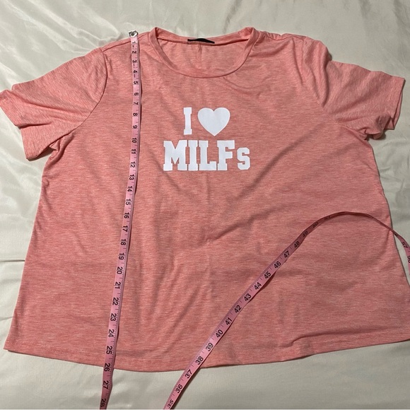 ☀️ “I love MILFs” Pink Graphic Slogan Shirt - Picture 4 of 5